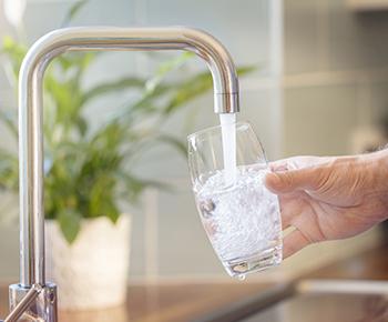 verre d'eau qui est rempli au robinet