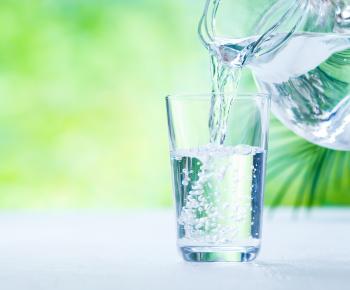 remplissage d'un verre avec une carafe d'eau