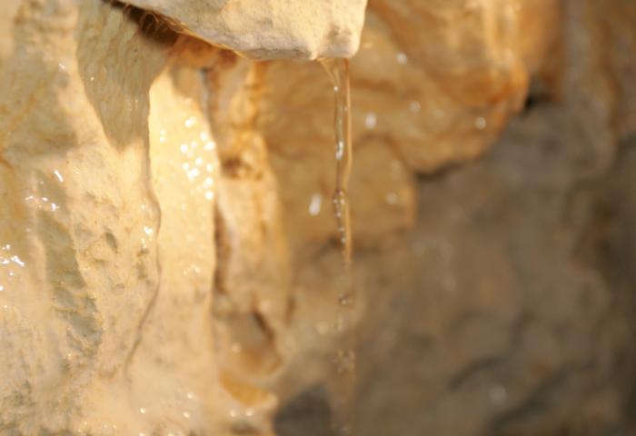 goutte d'eau sur la paroi d'une galerie souterraine
